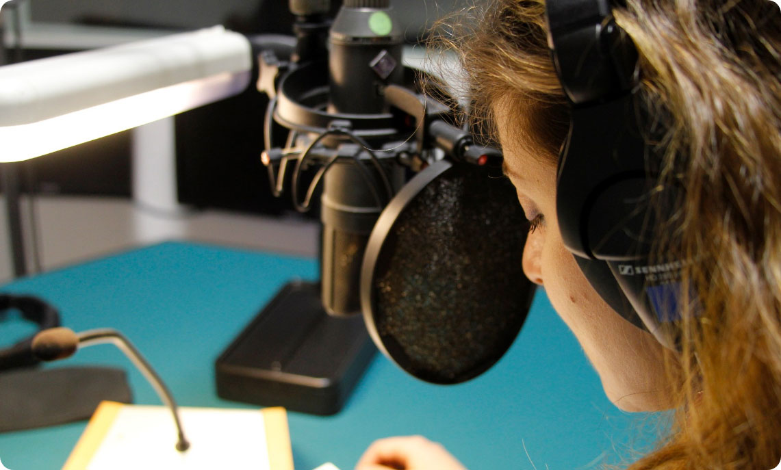 Donna in studio di registrazione